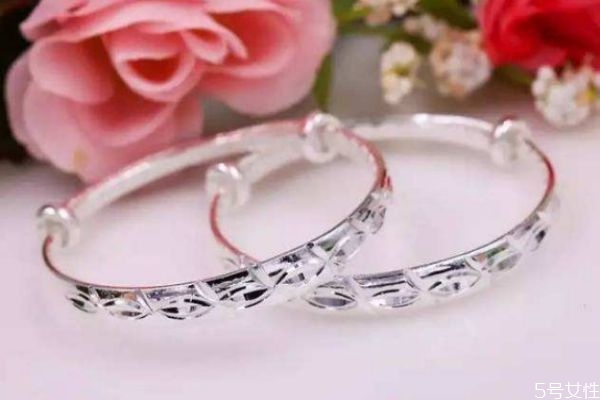 怎么讓銀飾變白變亮 讓銀飾變亮的方法 怎么讓銀飾變白變亮 讓銀飾變亮的方法