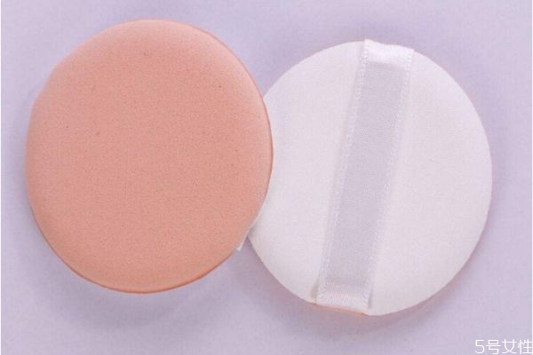 散粉可以使用什么上妝 可以用什么工具使用散粉 散粉可以使用什么上妝 可以用什么工具使用散粉