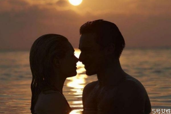 女朋友問(wèn)你喜歡她什么怎么回答 高情商回答你喜歡我什么