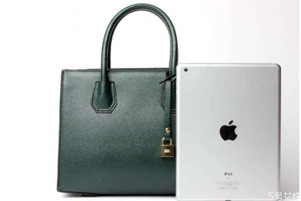 墨綠色包包應(yīng)該怎么搭配 墨綠色包包的搭配方法 墨綠色包包應(yīng)該怎么搭配 墨綠色包包的搭配方法