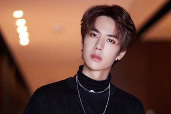 發(fā)際線高的男生適合什么發(fā)型 發(fā)際線高的男生留什么發(fā)型好看 發(fā)際線高的男生適合什么發(fā)型 發(fā)際線高的男生留什么發(fā)型好看