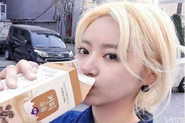 頭發(fā)漂花了怎么上色統(tǒng)一 頭發(fā)染色不均勻怎么辦 頭發(fā)漂花了怎么上色統(tǒng)一 頭發(fā)染色不均勻怎么辦