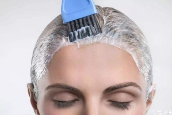 頭發(fā)漂花了怎么上色統(tǒng)一 頭發(fā)染色不均勻怎么辦 頭發(fā)漂花了怎么上色統(tǒng)一 頭發(fā)染色不均勻怎么辦