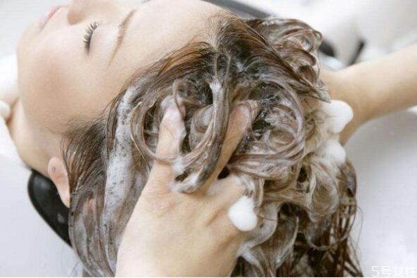 清水洗頭會加重出油嗎 防止劉海出油小竅門