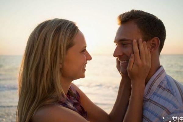 女朋友好煩怎么安慰 女朋友心煩哄開心的話 女朋友好煩怎么安慰 女朋友心煩哄開心的話