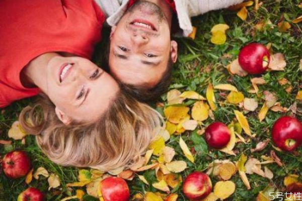 女朋友好煩怎么安慰 女朋友心煩哄開心的話 女朋友好煩怎么安慰 女朋友心煩哄開心的話