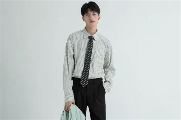 豎條紋襯衫怎么穿好看 豎條紋襯衫怎么穿不像病號(hào)服 豎條紋襯衫怎么穿好看 豎條紋襯衫怎么穿不像病號(hào)服