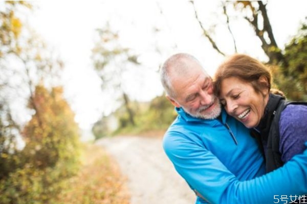 出軌男人的車?yán)锾攸c 查老公出軌最有用的招