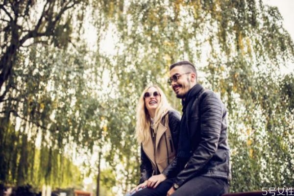 出軌男人的車?yán)锾攸c 查老公出軌最有用的招