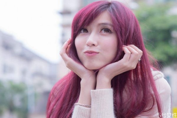 染了酒紅色多久會(huì)褪色 什么人不適合染紅色頭發(fā) 染了酒紅色多久會(huì)褪色 什么人不適合染紅色頭發(fā)