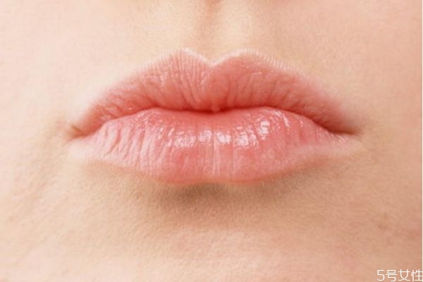 嘴唇上長(zhǎng)泡爛了怎么辦 嘴唇上長(zhǎng)泡可以涂紅霉素軟膏嗎