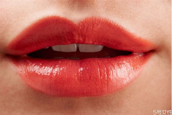 嘴唇上長(zhǎng)泡爛了怎么辦 嘴唇上長(zhǎng)泡可以涂紅霉素軟膏嗎