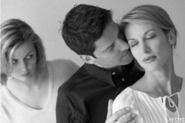 女人失戀后會(huì)經(jīng)歷的四個(gè)階段 男女生分手后心理變化 女人失戀后會(huì)經(jīng)歷的四個(gè)階段 男女生分手后心理變化