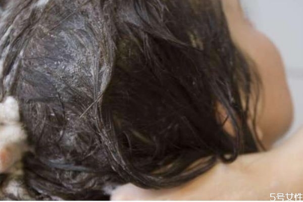 洗頭用力過(guò)度會(huì)怎樣 洗頭的最佳時(shí)間是幾點(diǎn)