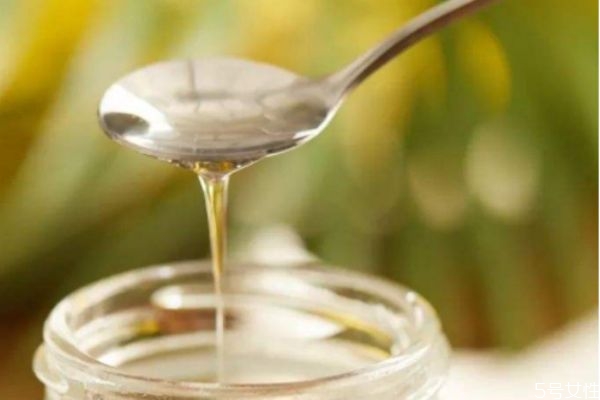 椰子油洗頭能不能去屑 防脫發(fā)用椰子油還是橄欖油效果好 椰子油洗頭能不能去屑 防脫發(fā)用椰子油還是橄欖油效果好