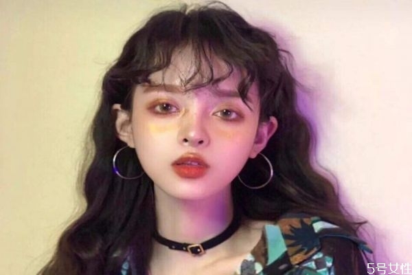 燙過(guò)的頭發(fā)能用梳子梳嗎 燙卷的頭發(fā)用梳子梳直了怎么辦 燙過(guò)的頭發(fā)能用梳子梳嗎 燙卷的頭發(fā)用梳子梳直了怎么辦