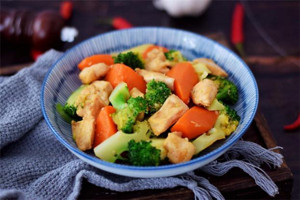 減脂每天吃多少克雞胸肉 減脂雞胸肉做法 減脂每天吃多少克雞胸肉 減脂雞胸肉做法