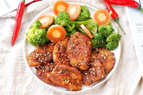 減脂每天吃多少克雞胸肉 減脂雞胸肉做法 減脂每天吃多少克雞胸肉 減脂雞胸肉做法