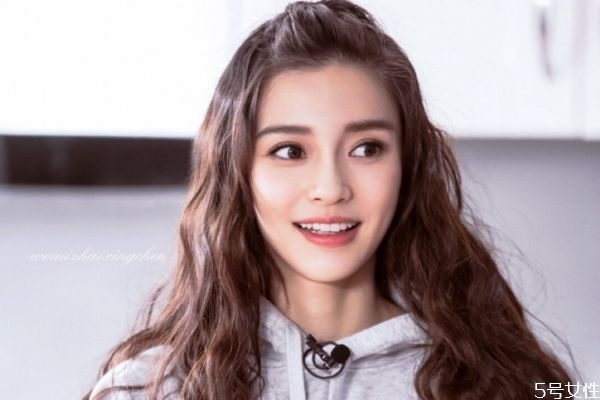 燙過(guò)的頭發(fā)能用梳子梳嗎 燙卷的頭發(fā)用梳子梳直了怎么辦 燙過(guò)的頭發(fā)能用梳子梳嗎 燙卷的頭發(fā)用梳子梳直了怎么辦