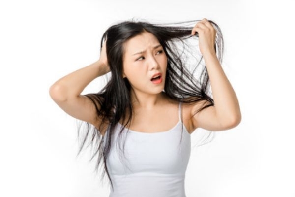 燙過(guò)的頭發(fā)能用梳子梳嗎 燙卷的頭發(fā)用梳子梳直了怎么辦 燙過(guò)的頭發(fā)能用梳子梳嗎 燙卷的頭發(fā)用梳子梳直了怎么辦