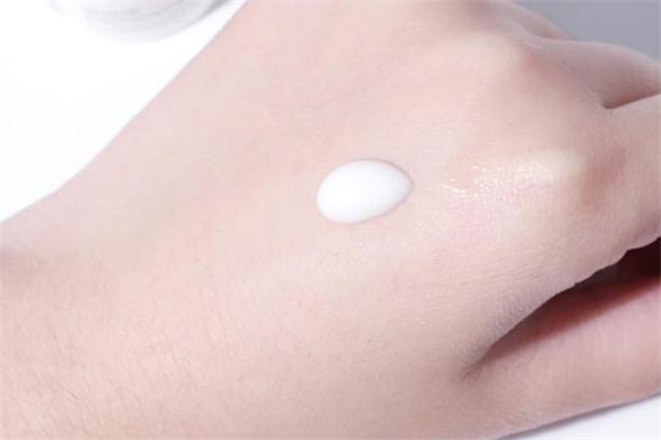 薇諾娜特護(hù)霜晚上可以用嗎 薇諾娜特護(hù)霜晚上用會堵塞毛孔嗎