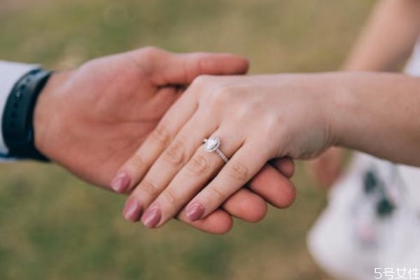 主動挽回男友的正確方法 想挽回男人要戳中他兩個(gè)痛點(diǎn)