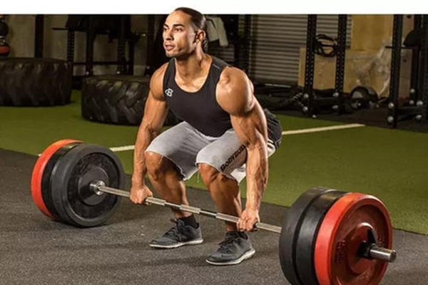 硬拉時要夾肩胛骨嗎 硬拉時的正確做法 硬拉時要夾肩胛骨嗎 硬拉時的正確做法