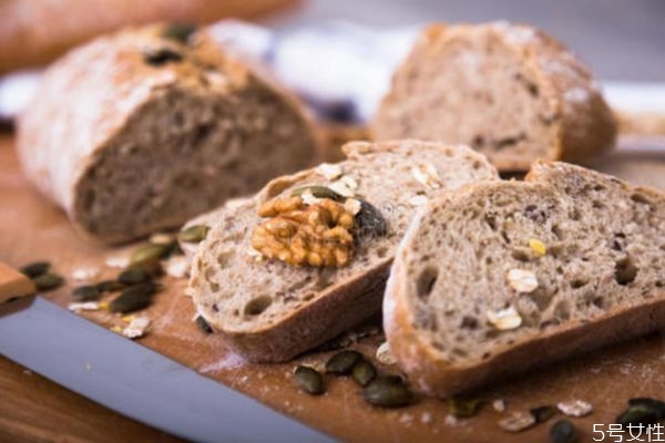 黑麥面包蛋白質(zhì)高嗎 黑麥的營養(yǎng)價(jià)值