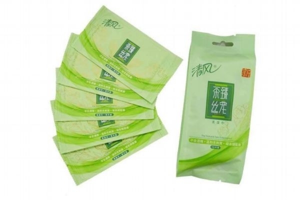 濕巾擦臉有什么好處 使用濕巾擦臉的注意事項 濕巾擦臉有什么好處 使用濕巾擦臉的注意事項