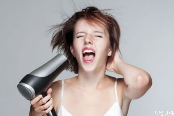 怎么用吹風(fēng)機(jī)吹卷發(fā) 吹風(fēng)機(jī)怎么吹發(fā)型 怎么用吹風(fēng)機(jī)吹卷發(fā) 吹風(fēng)機(jī)怎么吹發(fā)型