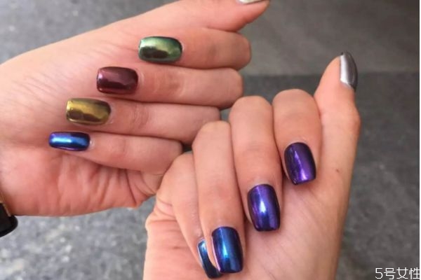 極光粉美甲的步驟 極光粉美甲怎么做 極光粉美甲的步驟 極光粉美甲怎么做