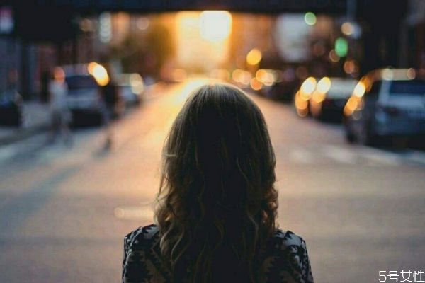 男生親女生額頭是什么意思 為什么男生喜歡親女生額頭 男生親女生額頭是什么意思 為什么男生喜歡親女生額頭