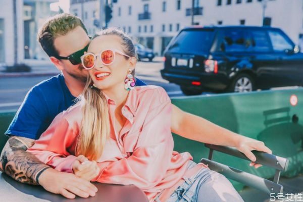 男生親女生額頭是什么意思 為什么男生喜歡親女生額頭 男生親女生額頭是什么意思 為什么男生喜歡親女生額頭