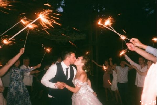 惹老公生氣哄他的短信怎么說(shuō) 給老公道歉的暖心句子 惹老公生氣哄他的短信怎么說(shuō) 給老公道歉的暖心句子