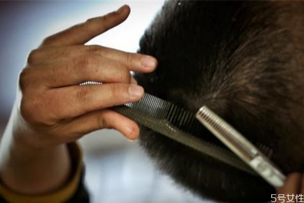 普通剪刀怎么打薄頭發(fā) 打薄剪刀和普通剪刀的區(qū)別