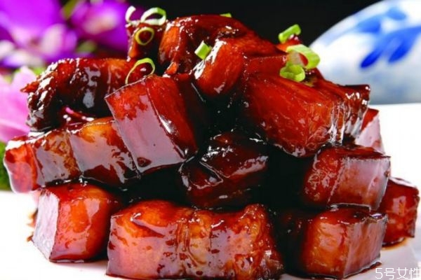 紅燒肉應該用哪個地方的肉 什么肉適合做紅燒肉 紅燒肉應該用哪個地方的肉 什么肉適合做紅燒肉