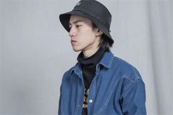 牛仔襯衫配什么帽子好看 牛仔襯衫搭配帽子圖片 牛仔襯衫配什么帽子好看 牛仔襯衫搭配帽子圖片