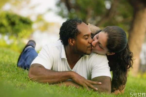 剛離婚都是怎么度過(guò)的 離婚痛苦期五個(gè)階段