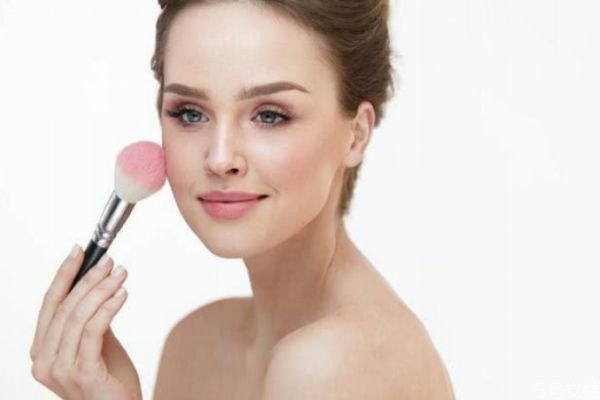 腮紅應(yīng)該怎么畫好看 腮紅的正確畫法 腮紅應(yīng)該怎么畫好看 腮紅的正確畫法
