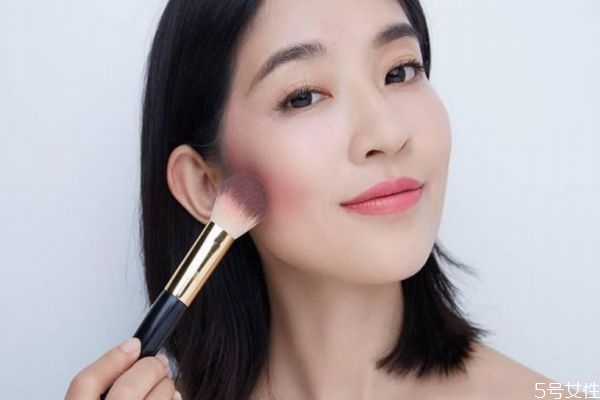 腮紅應(yīng)該怎么畫好看 腮紅的正確畫法 腮紅應(yīng)該怎么畫好看 腮紅的正確畫法