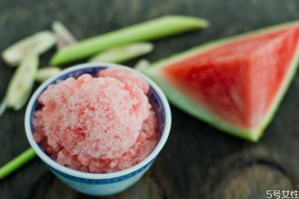 西瓜沙冰在家怎么做 西瓜沙冰的家居做法 西瓜沙冰在家怎么做 西瓜沙冰的家居做法