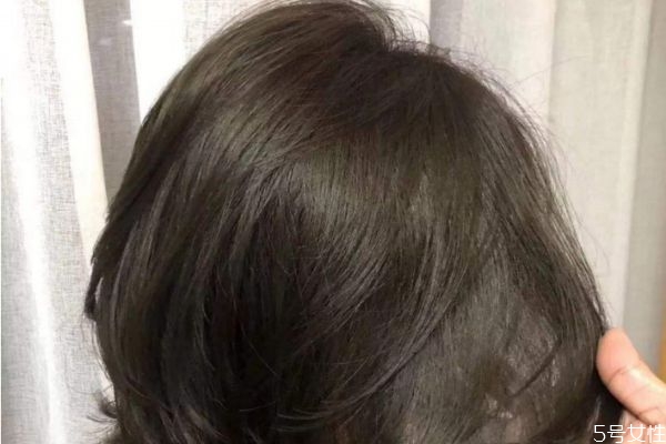 黃頭發(fā)可以黑茶色嗎 漂過的頭發(fā)染成黑茶掉色么 黃頭發(fā)可以黑茶色嗎 漂過的頭發(fā)染成黑茶掉色么