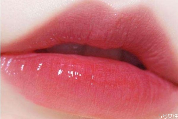 口紅緞光和滋潤是一樣嗎 緞光和啞光的區(qū)別 口紅緞光和滋潤是一樣嗎 緞光和啞光的區(qū)別
