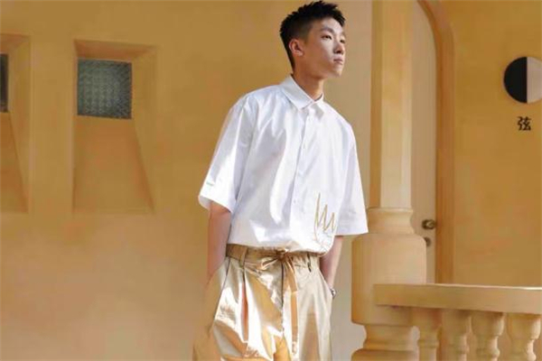 白色短袖襯衫配什么褲子 白色短袖襯衫搭配圖片 白色短袖襯衫配什么褲子 白色短袖襯衫搭配圖片