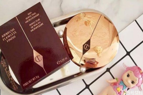 粉餅可以定妝嗎 夏天用散粉好還是粉餅 粉餅可以定妝嗎 夏天用散粉好還是粉餅