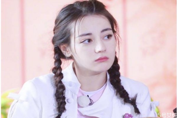 夏天頭發(fā)怎么扎簡(jiǎn)單又涼快 夏天頭發(fā)怎么扎起來(lái)好看