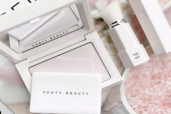 粉餅可以定妝嗎 夏天用散粉好還是粉餅 粉餅可以定妝嗎 夏天用散粉好還是粉餅