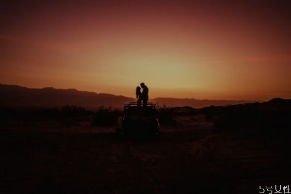 男生喜歡一個女生會有哪些情緒 男生喜歡一個女生很明顯 男生喜歡一個女生會有哪些情緒 男生喜歡一個女生很明顯