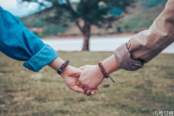 一個(gè)男生喜歡女生會(huì)有哪些行為 這些說(shuō)明他可能喜歡你 一個(gè)男生喜歡女生會(huì)有哪些行為 這些說(shuō)明他可能喜歡你