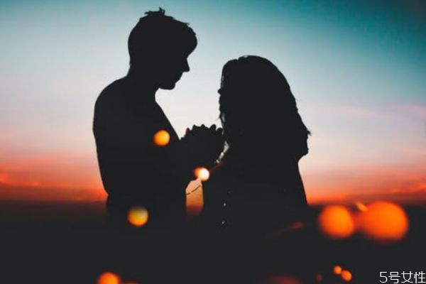 一個(gè)男生喜歡女生會(huì)有哪些行為 這些說(shuō)明他可能喜歡你 一個(gè)男生喜歡女生會(huì)有哪些行為 這些說(shuō)明他可能喜歡你